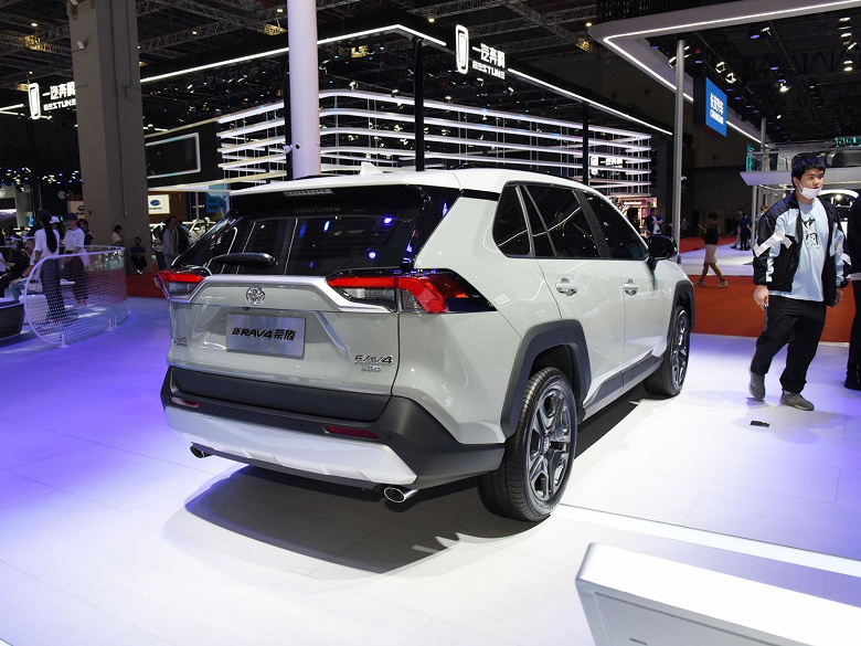 306 hp, four-wheel drive and a two-tone body.  The updated crossover Toyota RAV4 Rongfang