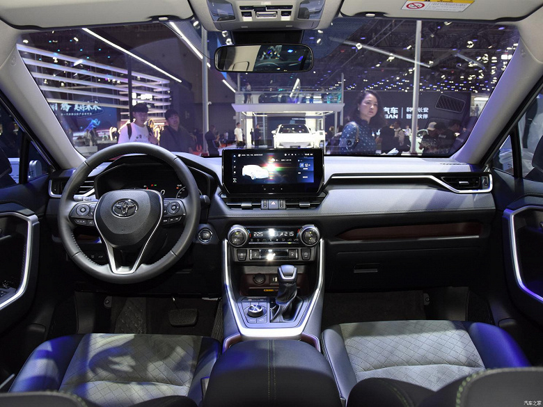 306 hp, four-wheel drive and a two-tone body.  The updated crossover Toyota RAV4 Rongfang