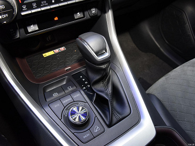306 hp, four-wheel drive and a two-tone body.  The updated crossover Toyota RAV4 Rongfang